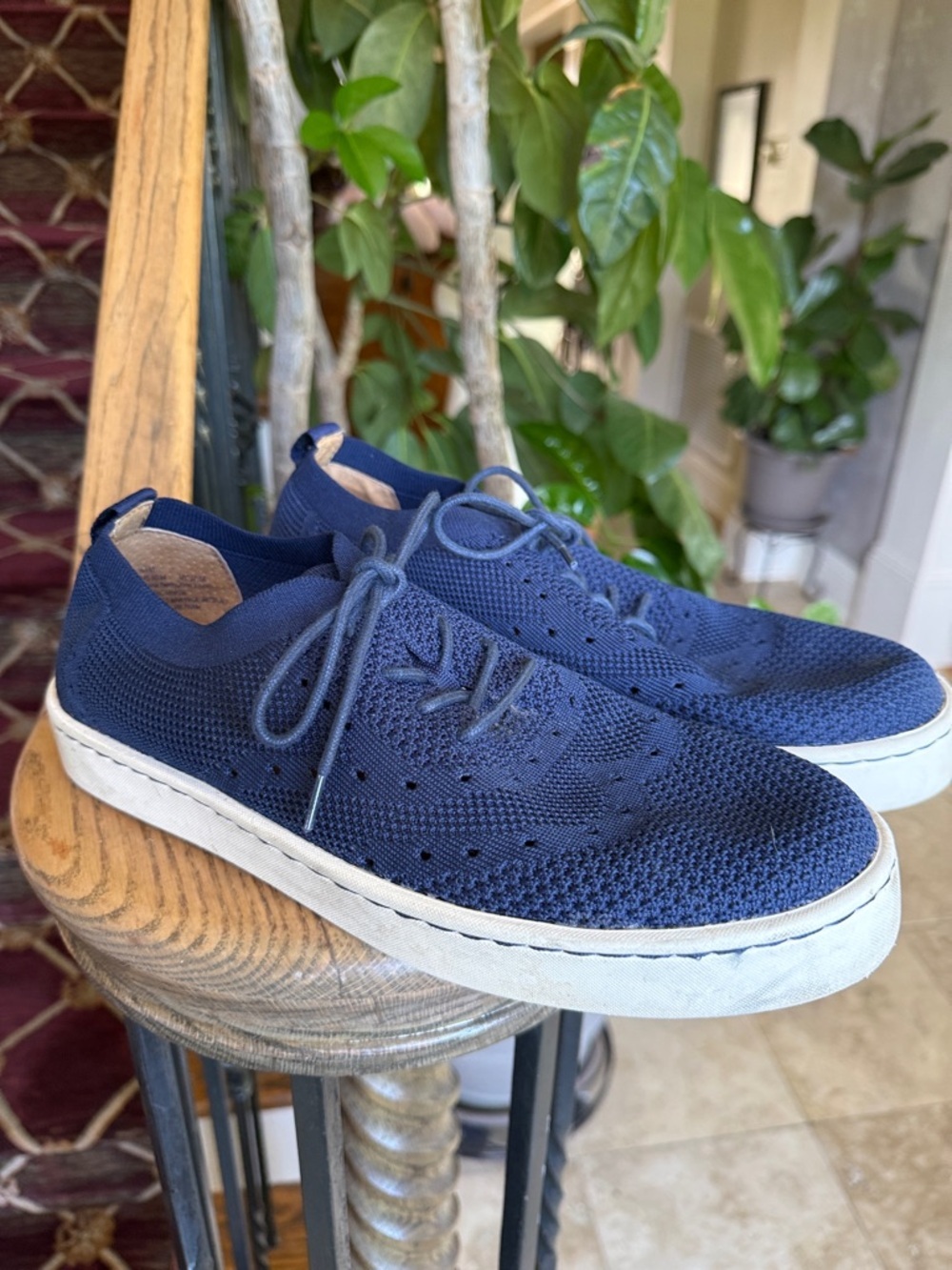 BORN knit, Oxford, lace up styles sneaker, preowned good condition navy size 9